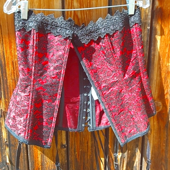 Quality Red and Black lace corset - Picture 8 of 15